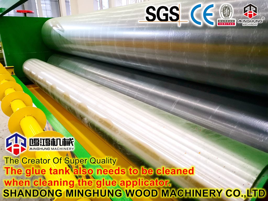 Tutkal aplikat&ouml;r&uuml; temizlenirken tutkal deposunun da temizlenmesi gerekir.